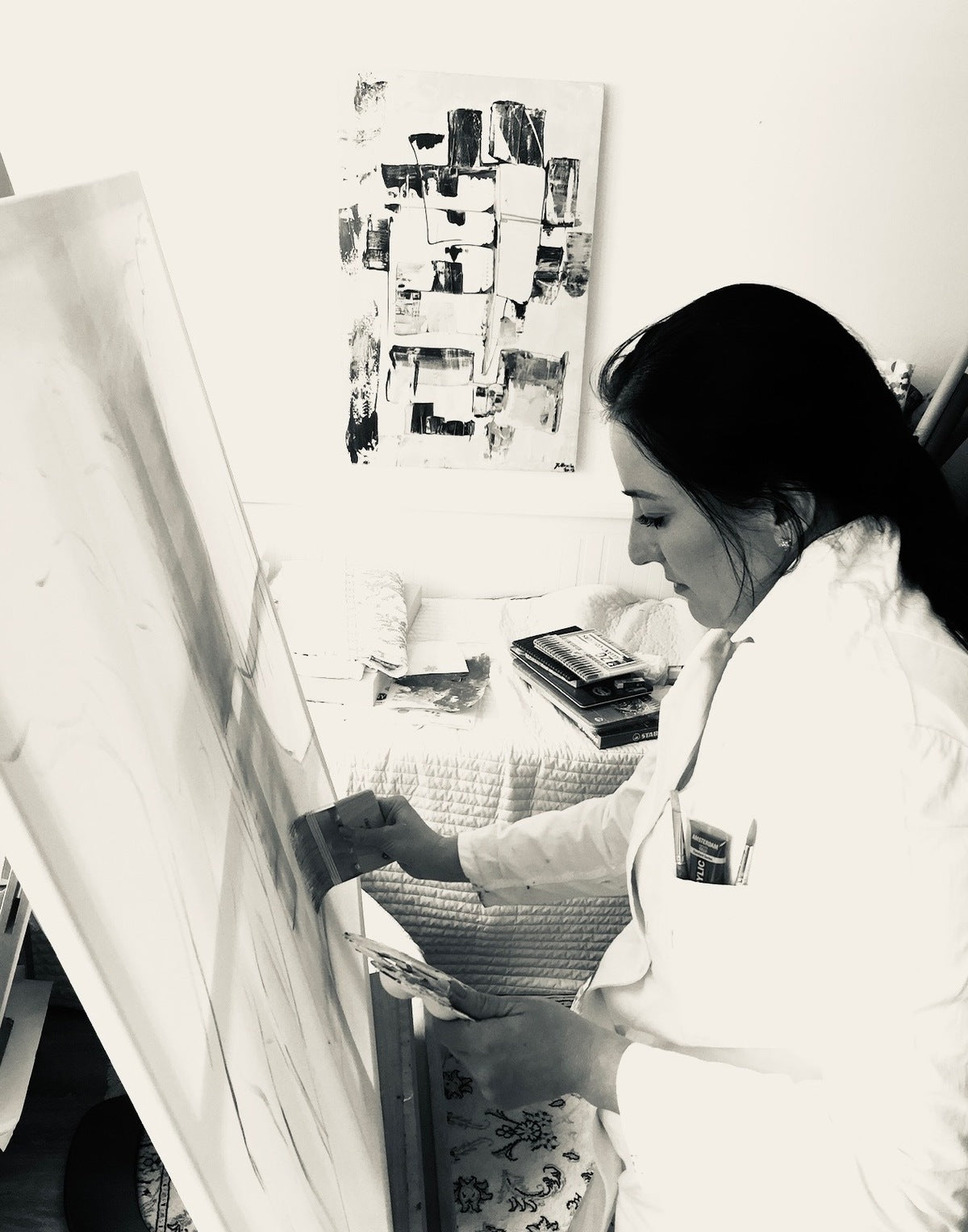 Giulia Musella im Atelier Freiburg — schwarz-weiß Editorial-Portrait beim Malen